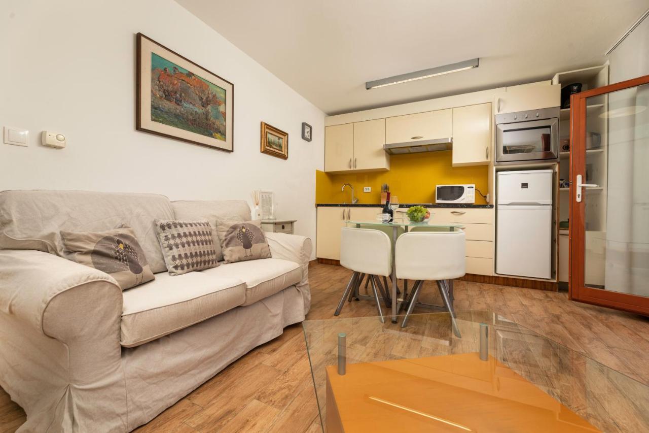 Apartments Ana Malinska Bagian luar foto