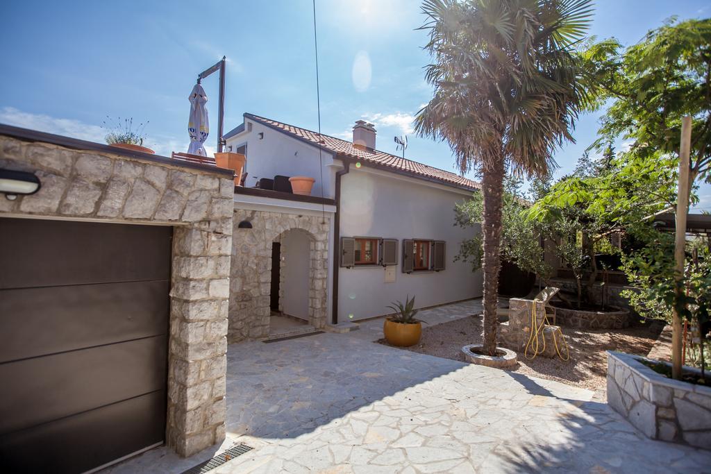 Apartments Ana Malinska Bagian luar foto